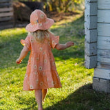 Sweet Daisy Muslin -Kesähattu | Peachy Hattu Dancing In The Sunshine