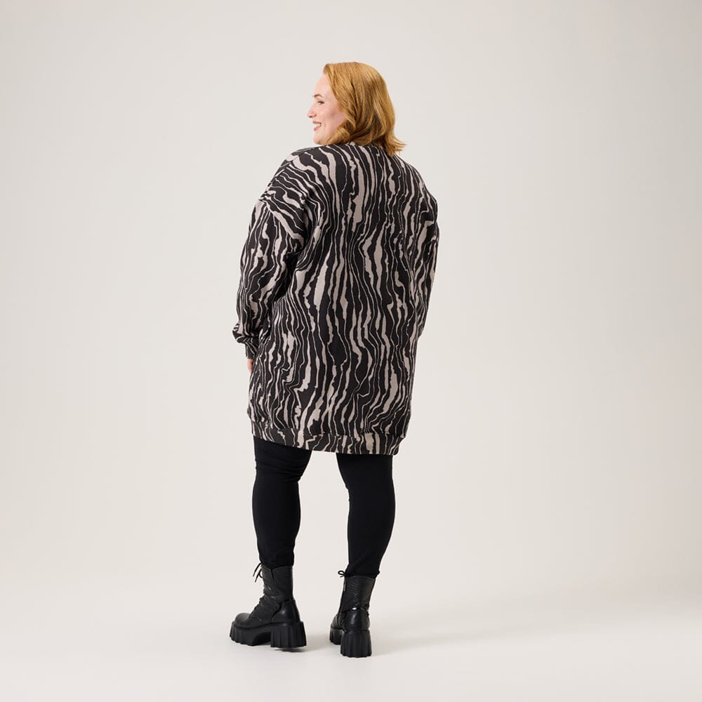 Traces Sweater Dress -Collegemekko | Licorice Aikuisten mekko Metsola