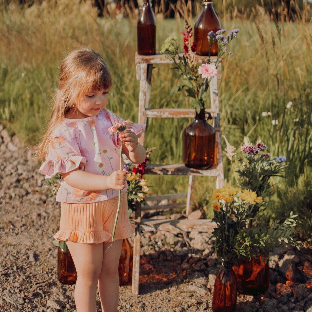 Wide Rib -Frilla Shortsit | Peachy Shortsit Dancing In The Sunshine