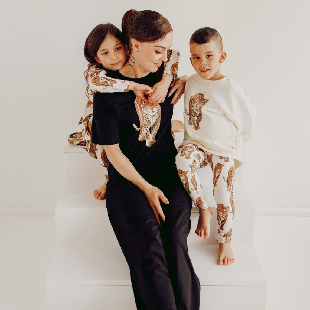 Women's Leopard -T-Paita | Licorice Aikuisten paita We are family